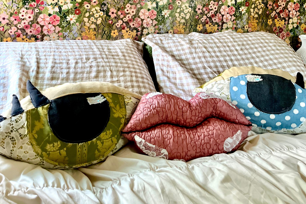 Looking Pillow Set